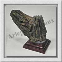 EPIDOTE en Macle - 245 grammes - 95x80x50 mm - E001