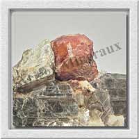 GRENAT HESSONITE sur MICAS - 200 grammes - 85x60x40 mm - E001