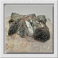 MICAS MUSCOVITE sur QUARTZ - 420 grammes - 85x65x65 mm - E001
